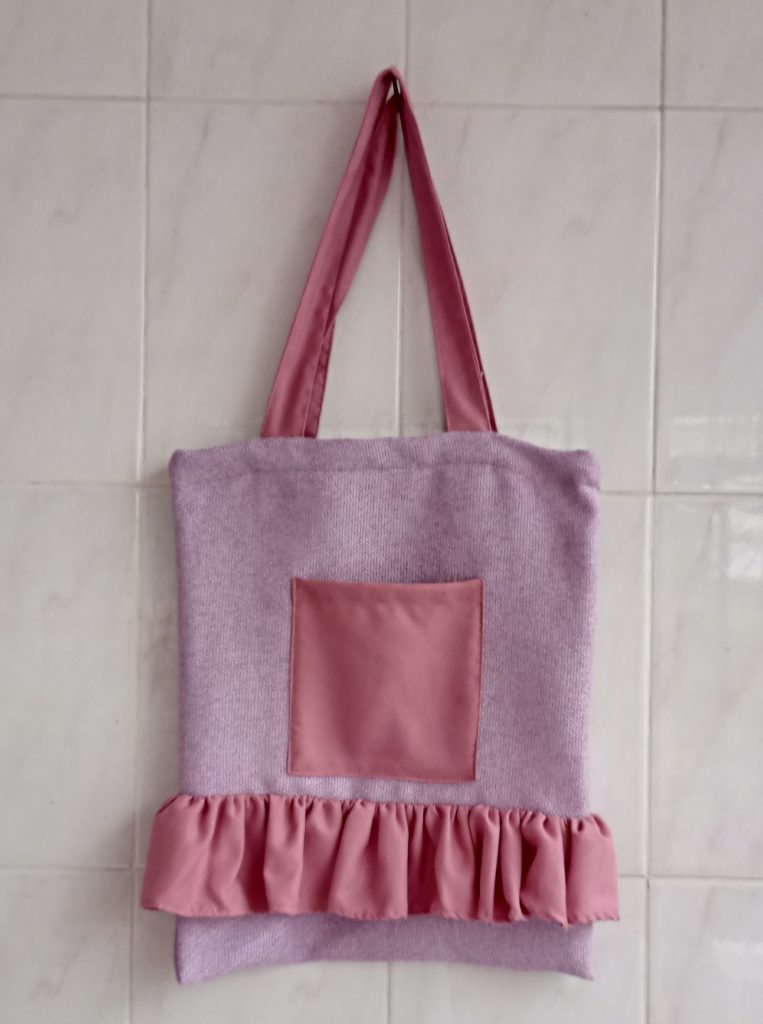 A pink tote bag with ruffles, free sewing pattern